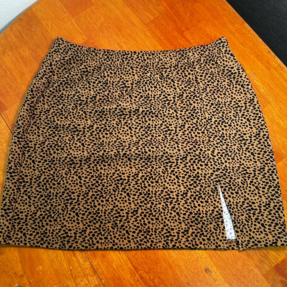 Leopard print mini skirt with small slit